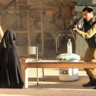 Imágenes tomadas en el momento antes de que la joven palestina fuera disparada por un soldado israelí en un control en la ciudad de cisjordana de Hebrón.-REUTERS