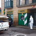 Personal de la Junta desinfectó ayer cajeros, contenedores, el centro de salud y las calles de Quintanar. ECB