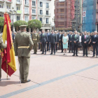 Autoridades civiles, militares y ciudadanos rindieron homenaje a la bandera.-ICAL