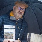 El escritor burgalés Ignacio Galaz con un ejemplar de ‘Literatura universal para lectores curiosos’. SANTI OTERO