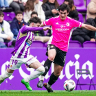 Tito trata de mantener la posesión ante la presión del delantero del Real Valladolid Promesas. Burgos CF