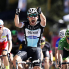 El ciclista británico Mark Cavendish (c) del equipo Etixx Quick Step se impone en la séptima etapa de la 102º edición del Tour de Francia, una carrera de 190.5km entre Livarot y Fougeres, en Francia, hoy, 10 de julio de 2015, por delante del alemán André -Foto: EFE