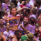 Cientos de pamplonicas celebran el inicio de los Sanfermines.-Foto:  Andres Kudacki / AP