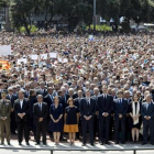 El Rey, Rajoy, Puigdemont, Colau y otras autoridades y miles de ciudadanos, durante el minuto de silencio en la plaza de Catalunya, el pasado viernes.-FERRAN NADEU