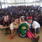 Alicia Benito, la segunda a la derecha, durante su estancia en Sierra Leona.-Payasos Sin Fronteras