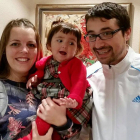 Nora posa con sus padres, Emma y Jesús.-FOTO CEDIDA POR LA FAMILIA