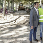 El concejal de Infraestructuras, Jorge Berzosa, visitó ayer las obras de remodelación del Paseo de la Audiencia.-SANTI OTERO