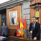 El alcalde en un momento de un Pleno con el secretario al fondo.-ISRAEL L. MURILLO
