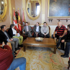 La junta directiva de la agrupación en su visita al alcalde-ISRAEL L. MURILLO