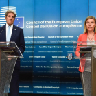 La jefa de la diplomacia europea, Federica Mogherini, y el secretario de Estado de EEUU, John Kerry, esta mañana en Bruselas.-JOHN THYS / AFP