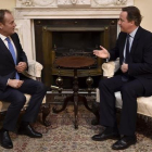 Cameron (derecha) con Tusk en el número 10 de Downing Street, el domingo, en Londres.-AP / TOBY MELVILLE
