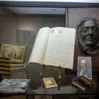 Busto mortuorio, documentos y objetos personales de Manuel Machado pertenecientes a la colección de la Institución Fernán González. SANTI OTERO