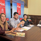 Sindicalistas y socialistas debatieron ayer sobre la situación de los servicios sociales provinciales.-I. L.M.