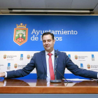 El alcalde de Burgos, Daniel de la Rosa, hizo ayer un balance sobre sus primeros 100 días al frente del Ayuntamiento.-RAÚL G. OCHOA