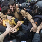 Violentos enfrentamientos en el colegio Ramon Llull de Barcelona-FERRAN NADEU