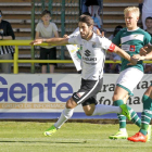 Andrés persigue un balón en el choque que disputó el Burgos CF ante el Coruxo en El Plantío.-SANTI OTERO