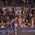 Sinica celebra la canasta de la victoria, ayer.-MARÍA GONZÁLEZ / CBM