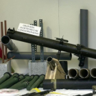 Imagen de archivo de un arsenal de ETA intervenido por la Ertzaintza en el 2001.-EFE / JAVIER ECHEZARRETA