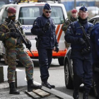 Miembros de las fuerzas de seguridad controlan el acceso al aeropuerto de Zaventem, ayer en Bruselas.-EFE