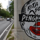 Pintada con la caricatura del primer ministro en Kuala Lumpur.-/ AFP / MOHD RASFAN