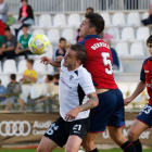 Borja Sánchez controla un balón ante el acoso de un oponente.-SANTI OTERO