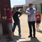 El millonario norteamericano Robert Sarver, dueño del Real Madrid, hace cola, en el centro con los brazos cruzados, para entrar en el WC del Camp Municipal de Peralada.-DIARIO DE MALLORCA / SEBASTIÀ ADROVER