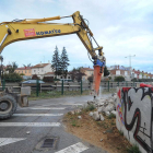 Una máquina perfora el terreno en el entorno donde se ubicará la pasarela-ISRAEL L. MURILLO
