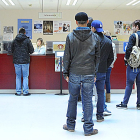 Vecinos haciendo cola para solicitar información en el 010.-ISRAEL L. MURILLO