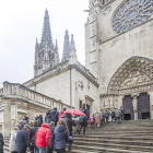 Un grupo de turistas asciende las escaleras del Sarmental para visitar la Catedral de Burgos.-ISRAEL L. MURILLO