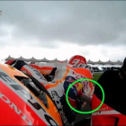 El alerón delantero izquierdo de la Ducati de Iannone golpea el culo de Márquez en Argentina-VIDEO SKY ITALIA TV
