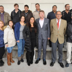 Los trabajadores y los monitores del programa posan con el alcalde, Javier Lacalle, y el delegado de la Junta, Baudilio Fernández Mardomingo.-ISRAEL L. MURILLO