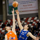Huskic salta con Lucas en el partido disputado ayer.-BASQUET CORUÑA