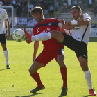 Dani Gómez trata de despejar un balón ante un delantero del Mutilvera en el choque de ayer en El Plantío-Raúl G. Ochoa