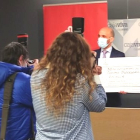 El director del Área de Negocio de Cajaviva Caja Rural, Javier Casado, entrega el cheque con la aportación de 2.000 euros al secretario general de Cáritas, Ignacio Ruiz. ECB
