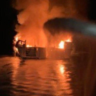 El barco incendiado en Santa Cruz, California.-