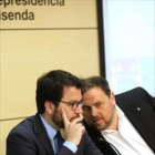 Pere Aragonès (izquierda) y Oriol Junqueras, ayer, durante la presentación del informe de la economía catalana.-DANNY CAMINAL