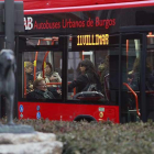 Un autobus municipal recoge viajeros en una de las paradas de la Plaza de España.-R. OCHOA