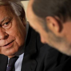 El expresidente Felipe González y el exministro Alfredo Pérez Rubalcaba, este viernes, en un desayuno informativo en Madrid.-Foto: JOSÉ LUIS ROCA