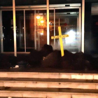 Excrementos a las puertas de los juzgados de Figueres.-ACN (SÒNIA PAUC)