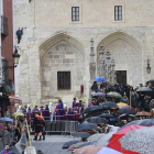 Los alrededores de la Catedral se llenaron a la espera de ver pasar la procesión.-RAÚL OCHOA
