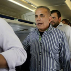 El opositor venezolano Manuel Rosales al bajar del avión en Maracaibo, donde ha sido detenido.-Jhair Torres / AP / JHAIR TORRES
