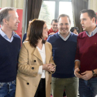 Gil, Peña, Luena y De la Rosa charlaban, ayer, al comienzo del acto con militantes en la sala Polisón.-ICAL