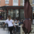 Imagen de una empleada de un establecimiento hostelero.-RAÚL G. OCHOA