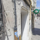 En primer plano, caja de cableado de fibra óptica instalado en la fachada de un edificio de la calle San Pablo.