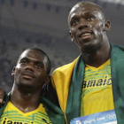 Bolt posa con Carter después de su triunfo en la final del relevo de Pekín.-ANJA NIEDRINGHAUS / AP