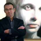 Enrique Barrio, con una de sus pinturas detrás.-Raúl Ochoa