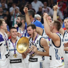 Los jugadores de Eslovenia celebran el oro europeo.-EFE / TOLGA BOZOGLU