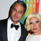 Lady Gaga con su prometido, el actor y modelo Taylor Kinney.-AP