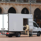 Imagen de repartidor en la Plaza Mayor.-ISRAEL L. MURILLO