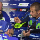 Valentino Rossi le explica, en Brno, a Silvano Galbusera, su técnico, los problemas que sufre cuando pilota la Yamaha-EMILIO PÉREZ DE ROZAS